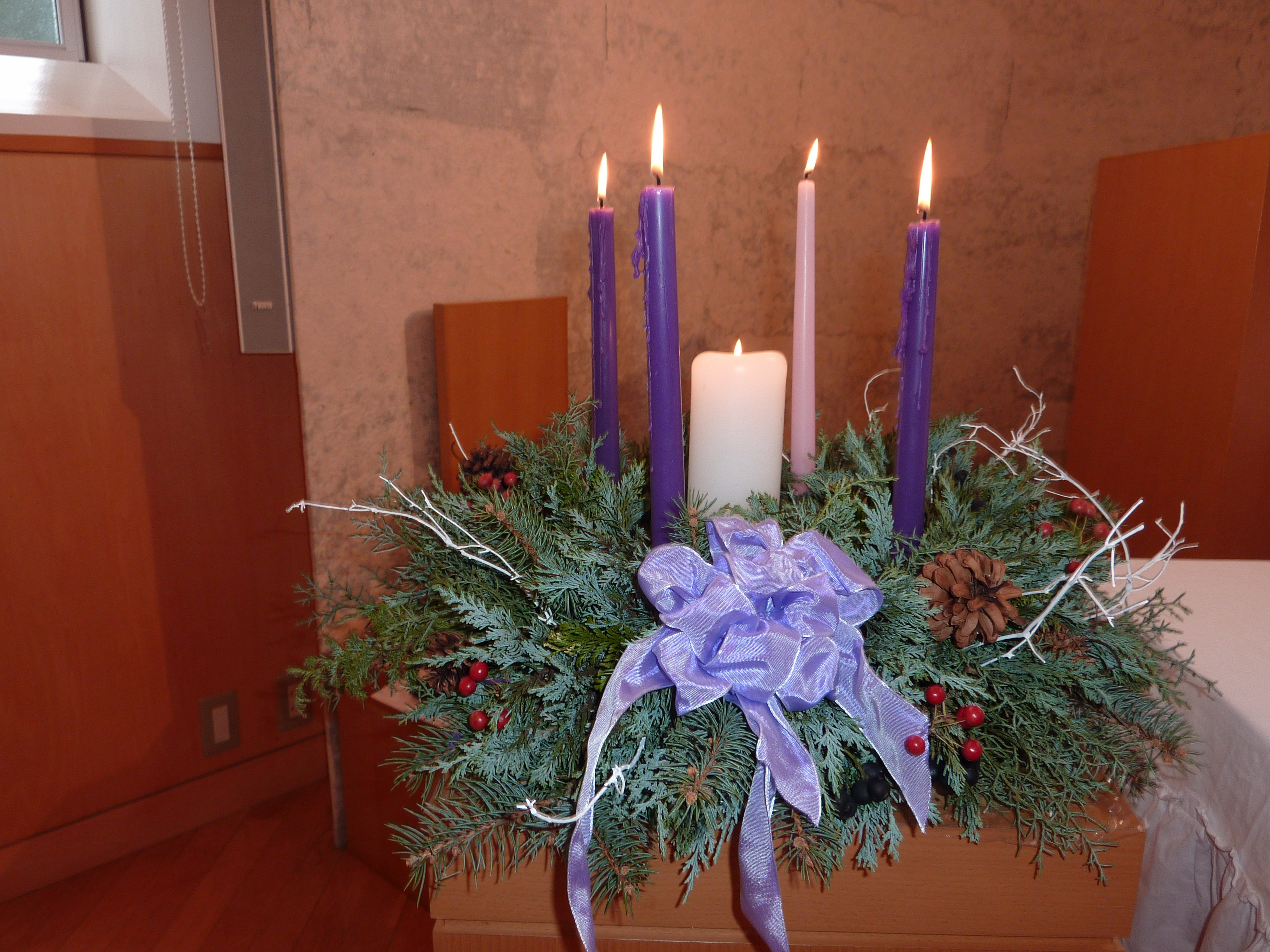 アドベントのろうそくの紫は私たちの罪の悔い改めを表します。クリスマスに中央のキリストのろうそくが灯されました。