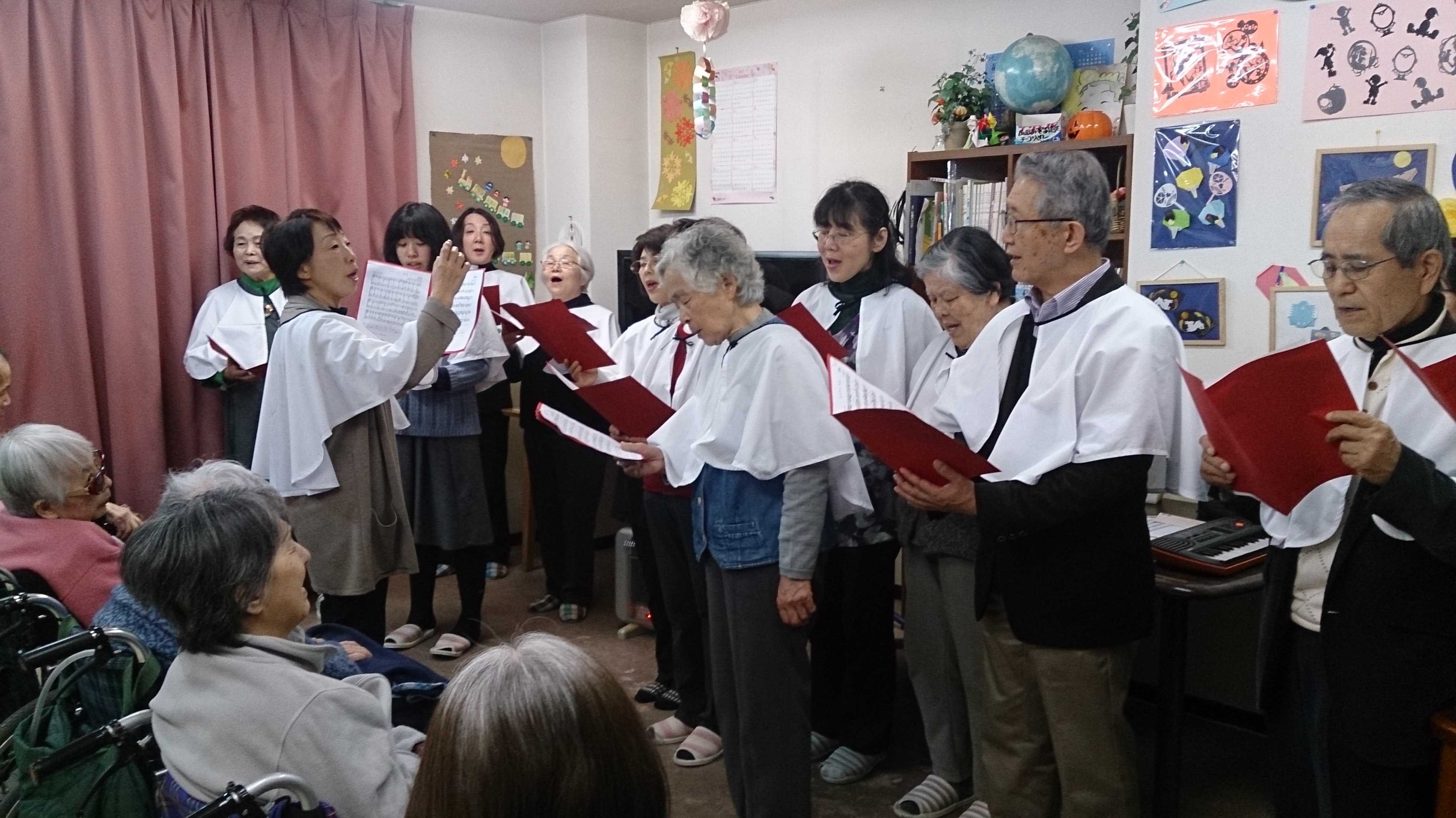 近隣の高齢者施設を訪問、讃美歌3曲を披露しクリスマスをお祝いしました。